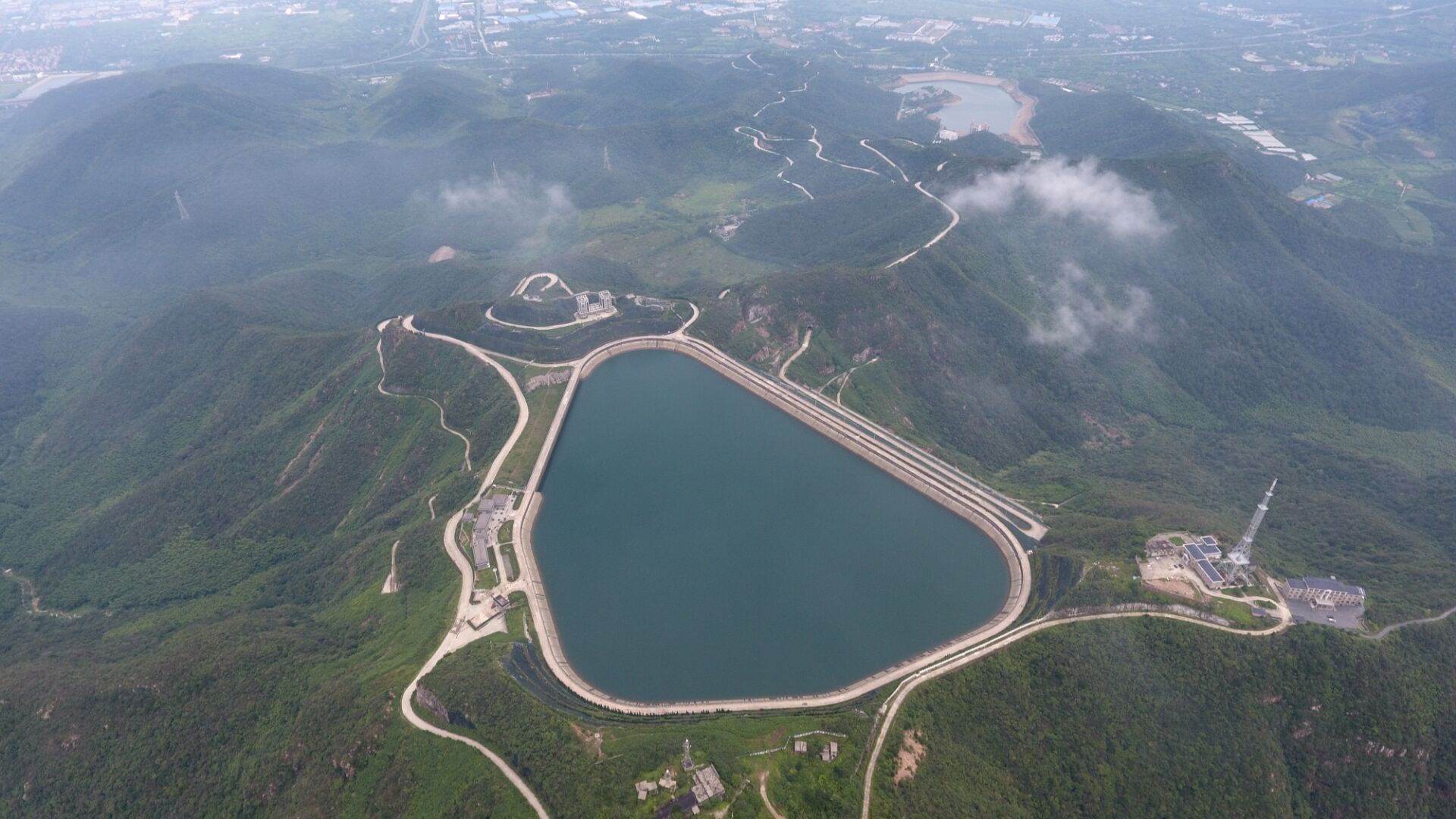 p>宜兴铜官山位于宜兴城西南,距宜兴市区7km,又名:君山,荆南山或南山
