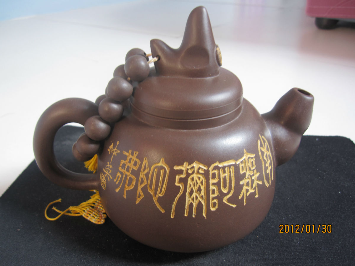  p>一把由国家高级工艺大师咸仲英制作的"济公壶"更是一举卖出了30