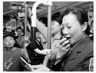 女,汉族,1962年出生,中共党员,公交"李素丽服务热线"负责人