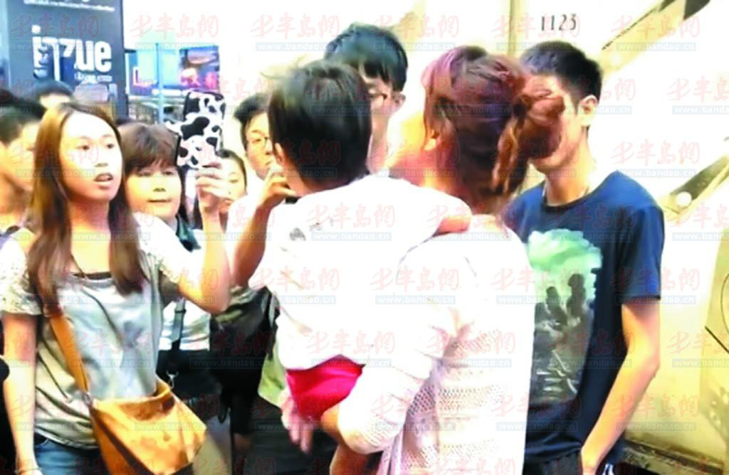 在 a href="#" data-lemmaid="128775">香港 /a>街头让小孩在路边小便