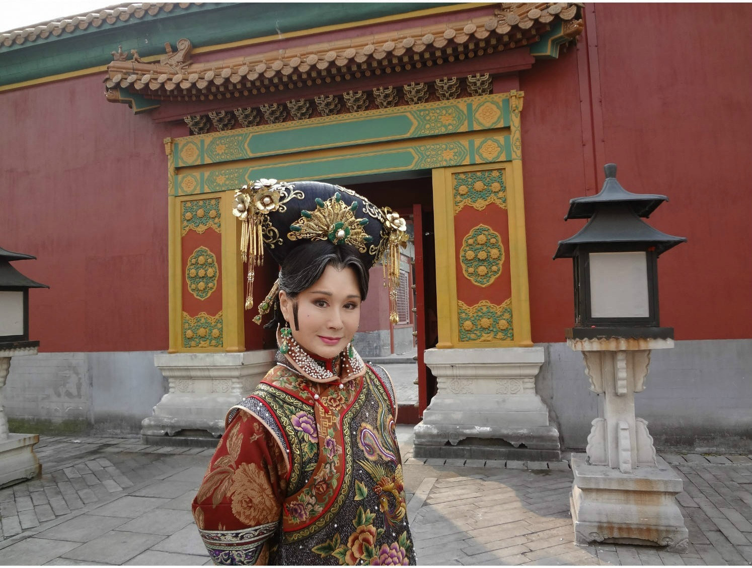  p>潘迎紫(angela),1949年6月5日出生于江苏省苏州市,华语影视女演员.