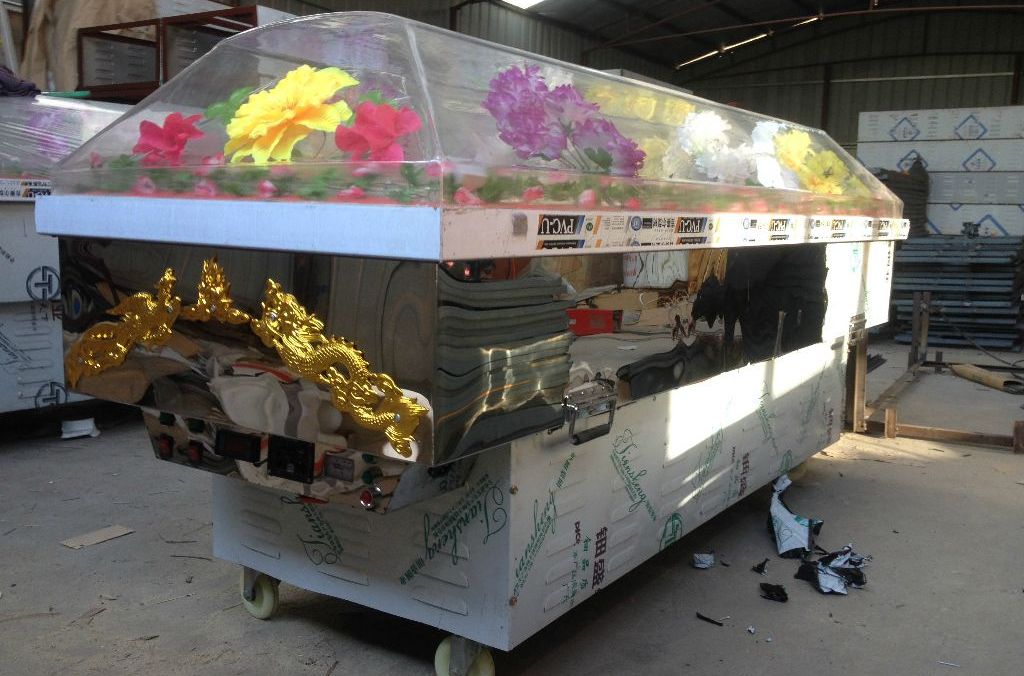  p>冰棺又名水晶棺或者冷棺,冰棺和太平柜同为殡葬设备的代表产品