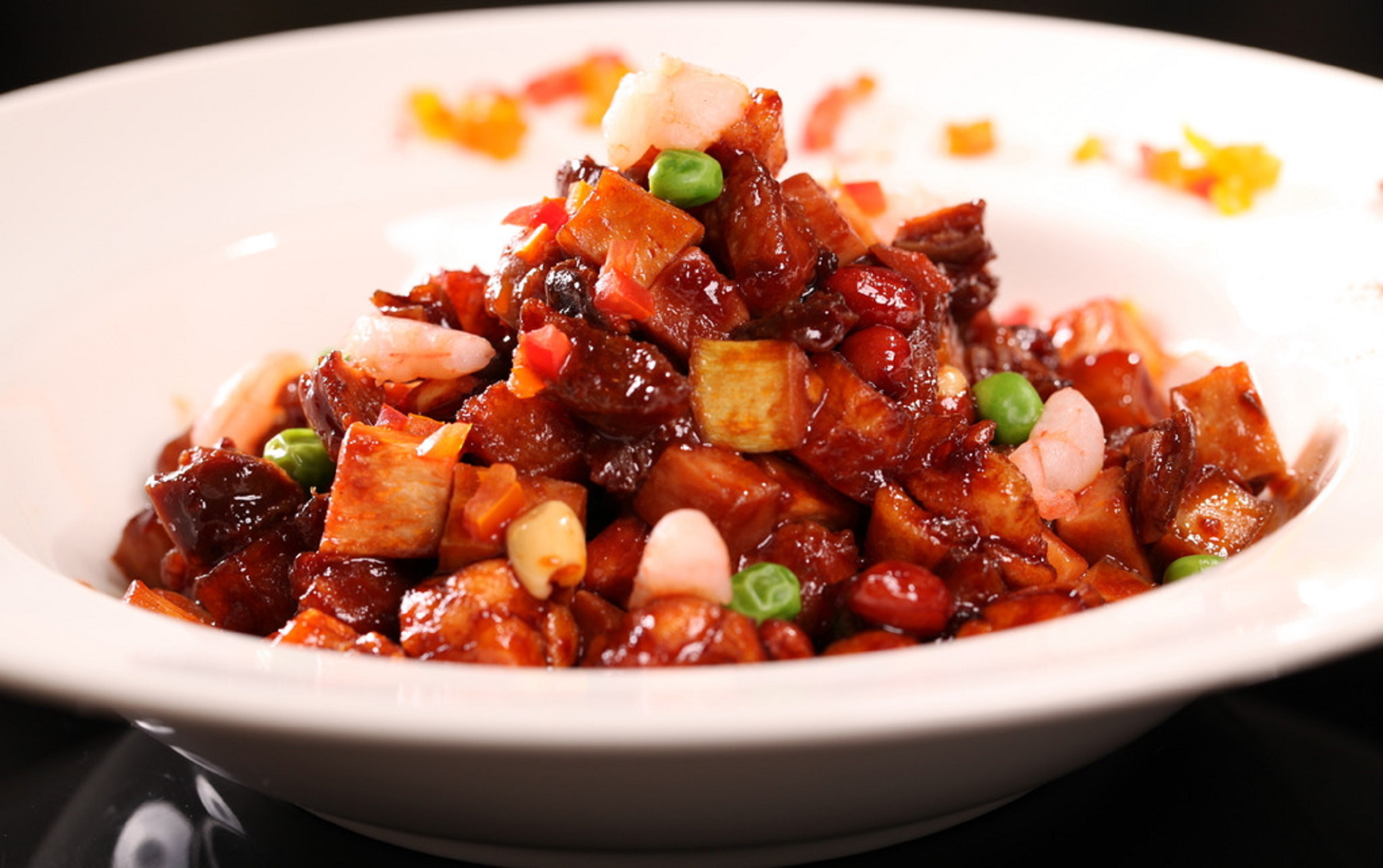 "八宝辣酱"味道辣鲜而略甜,十分入味,大受食客的欢迎.