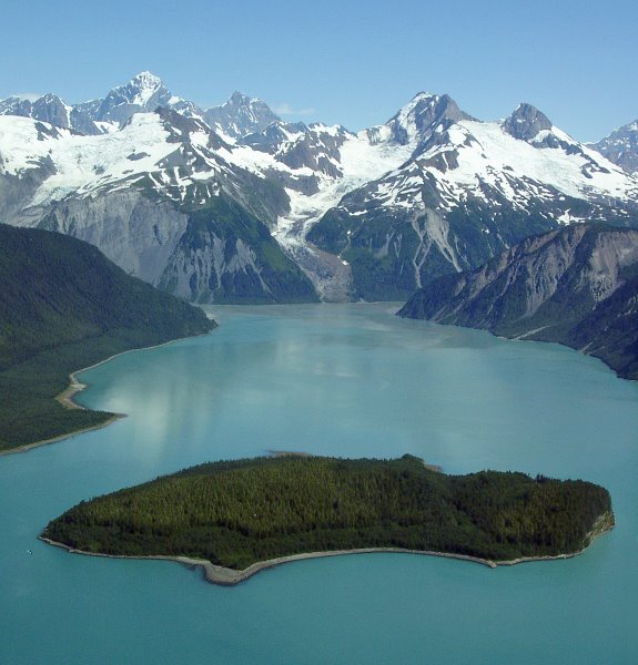  p>立图亚湾(lituya bay)是一个位于美国阿拉斯加州的峡湾,长14.