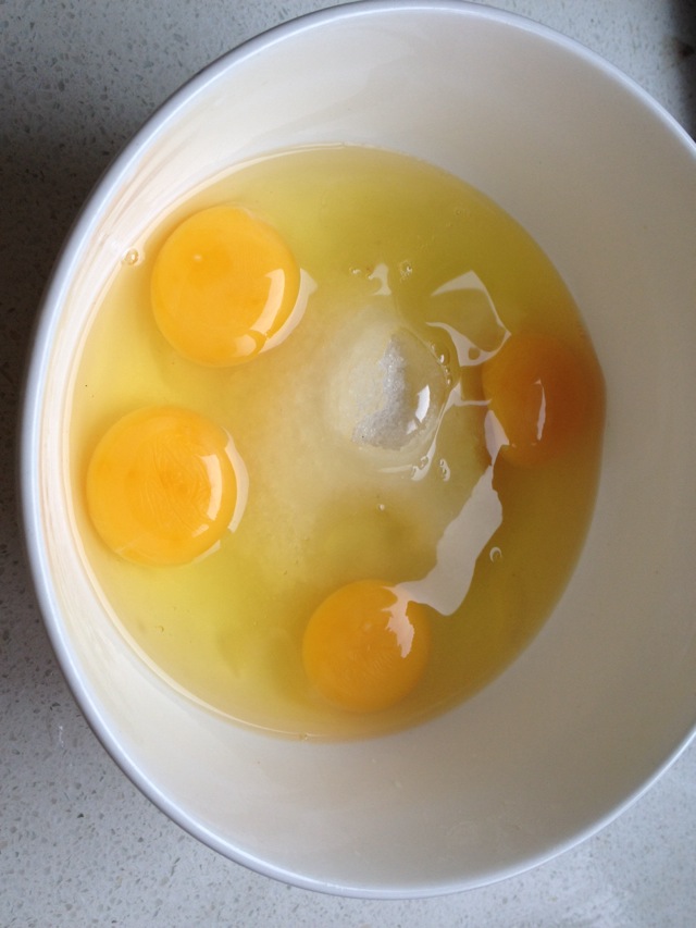  p data-id="gn4voef7ba">平底锅蛋卷是一道菜品,主料是鸡蛋,低筋面粉