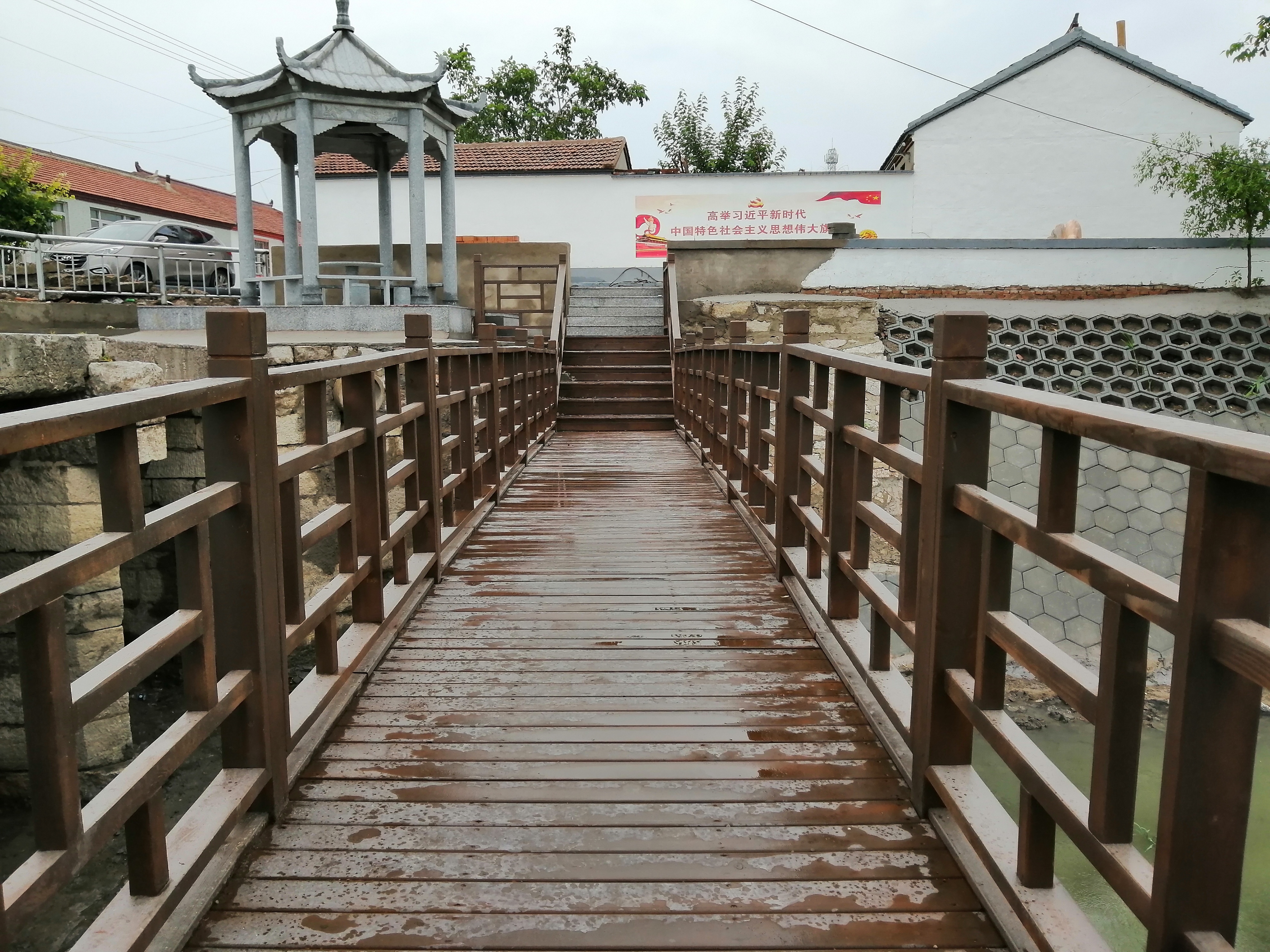 坐落了天津市宁河区板桥镇西板桥村西侧,毗邻滨玉公路,是一座时代里程