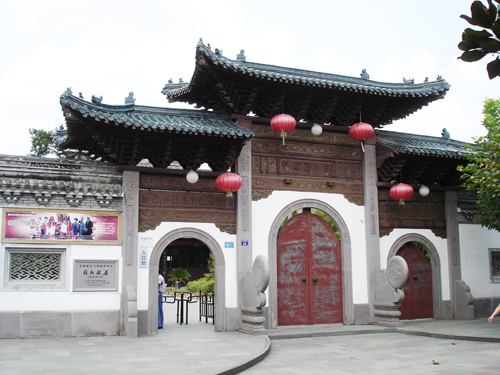 巷地区 /a>中北部,南依 a target="_blank" href="/item/前圆恩寺胡同