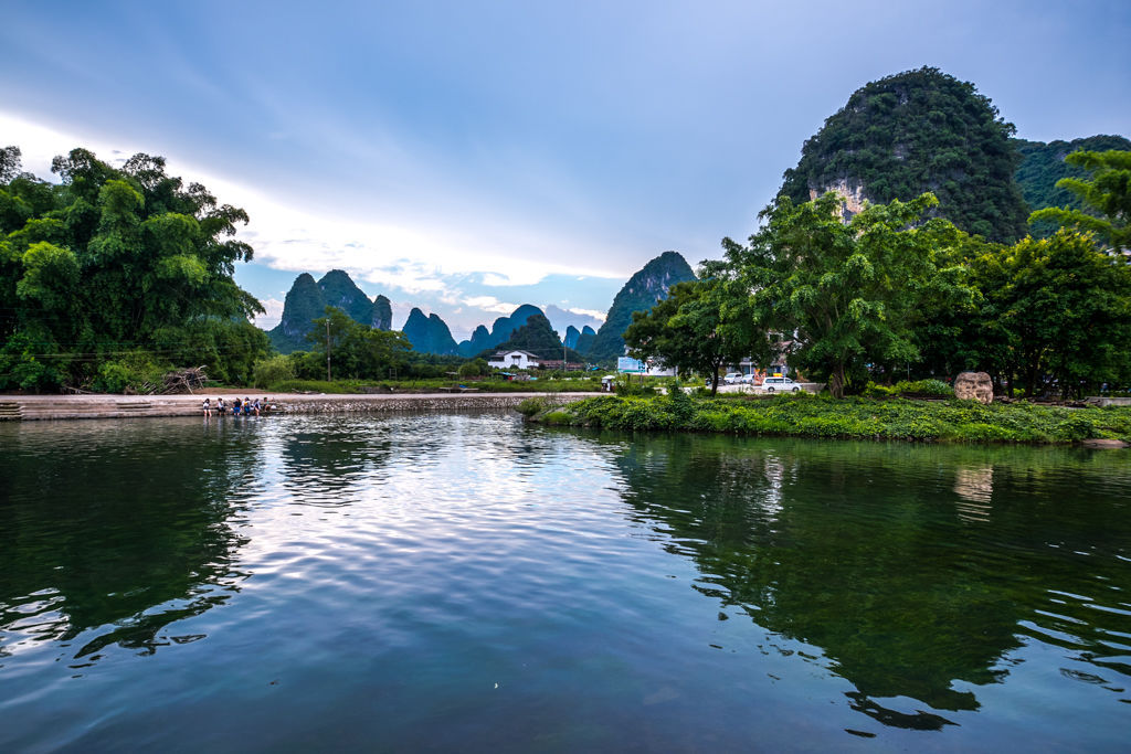  p>阳朔十里画廊位于 a target="_blank" href="/item/阳朔月亮山