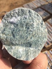 绢云母具有很广泛的用途,用于橡胶,塑料,涂料,油漆,陶瓷,保温,化妆品