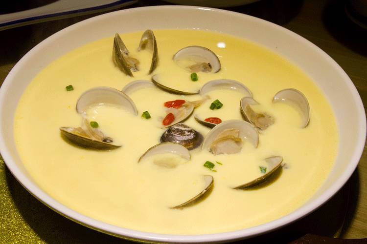  p data-id="gn7qwobcon">蛤蜊紫菜蛋花汤是一道由蛤蜊肉,紫菜,鸡蛋等