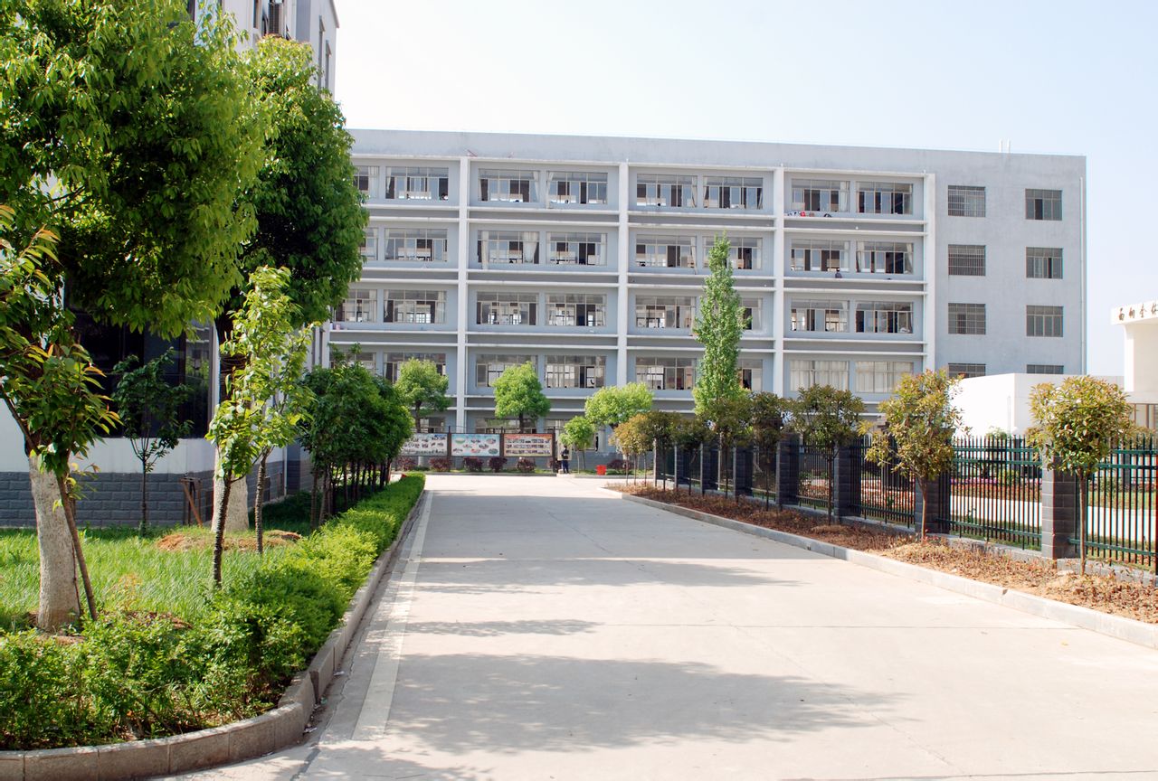 黄梅县晋梅中学是一所实行现代教育管理模式的民办学校,现任董事长