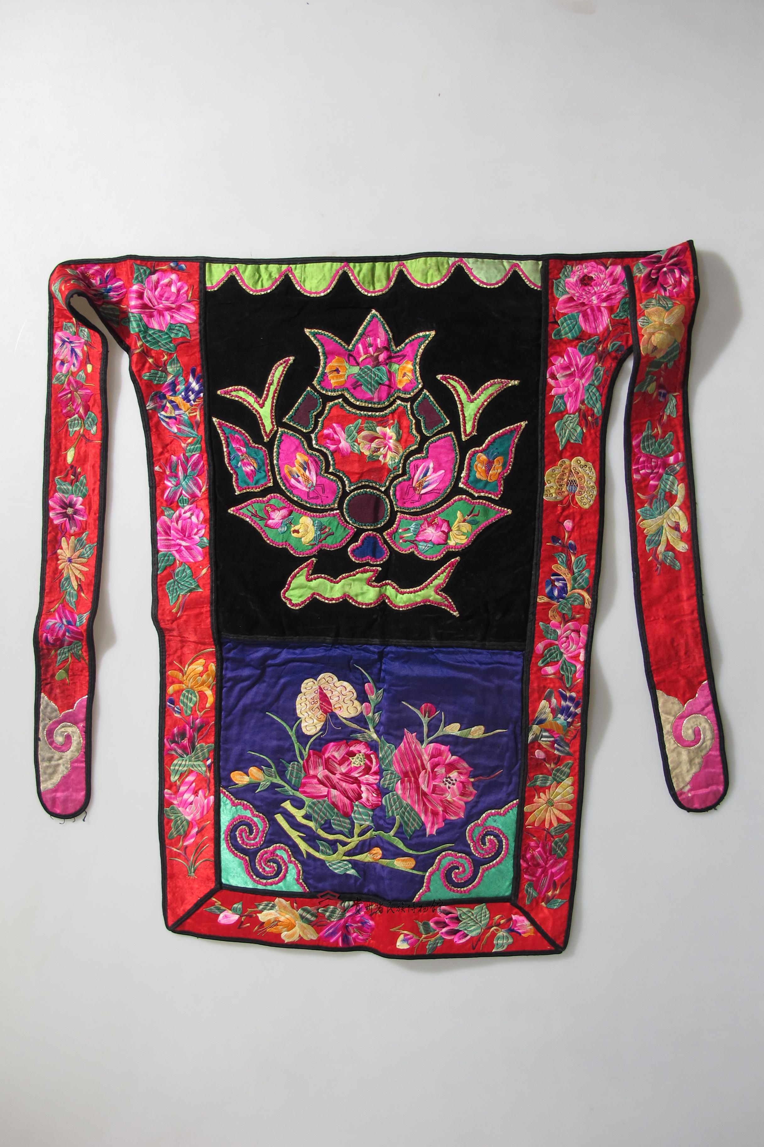 当代雷山苗族布贴平绣石榴花背带