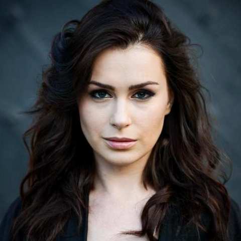 《黑帮大佬和我的365日》马西莫·托里塞利(迈克尔·莫罗内饰)是一个