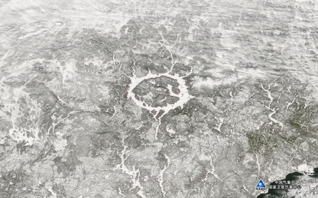 加拿大曼尼古根陨石坑位于加拿大北部,又名"