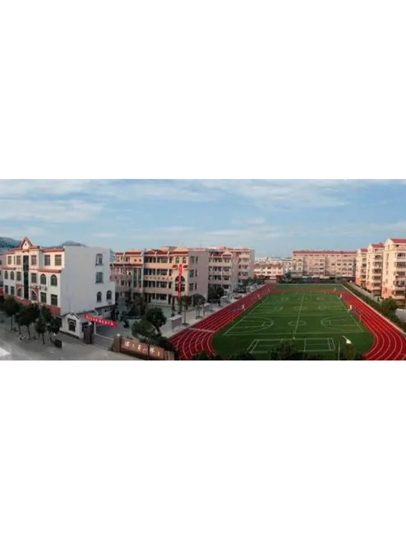 虽然年轻,但充满朝气,学校位于宁海县跃龙街道,与潘天寿广场和县