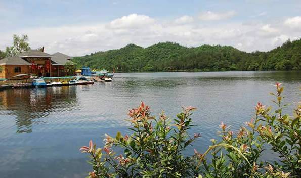  p>南沙湖风景区,位于陕西省汉中市城固县,是水利部2007年公布的第七