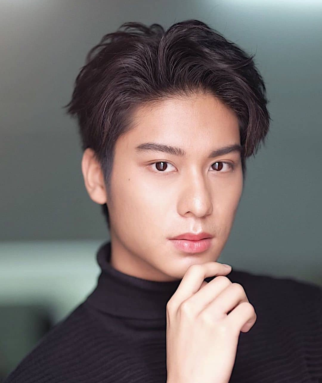 提勒维·拍桑固翁(august),1996年8月31日出生于泰国曼谷,泰国男演员