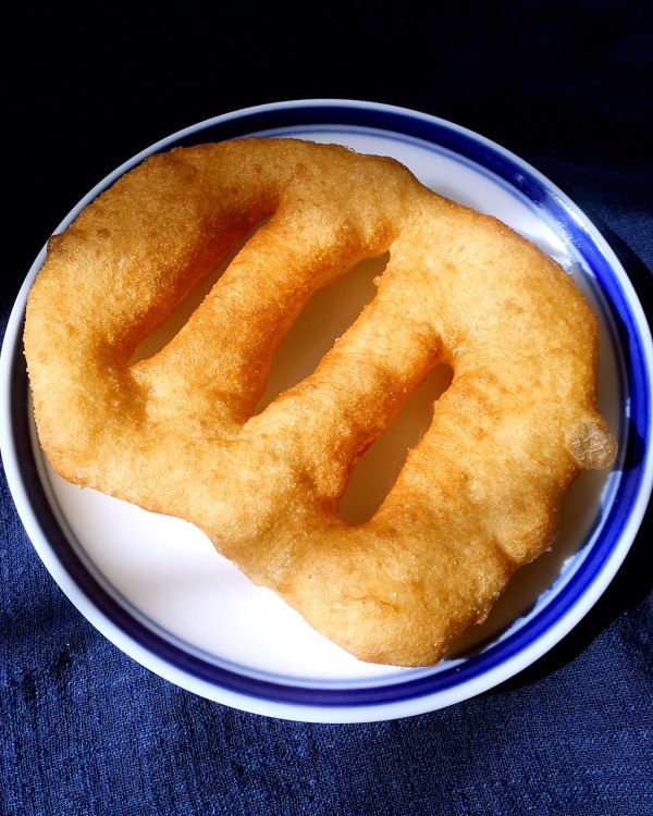 盐,糖,糖油饼里面的做法分好多种南北方的做法差异也很大,南方喜欢甜