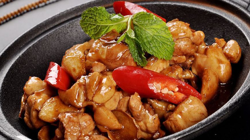  p>三杯鸡是台湾赫赫有名的家常菜,因其烹调时使用一杯台湾米酒,一杯