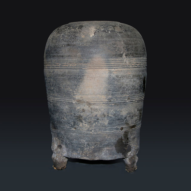  p>三足陶罐是一件汉代的文物. /p>