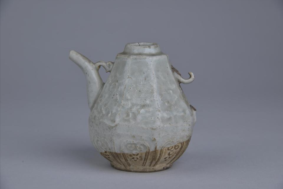 元青白瓷印花八棱执壶