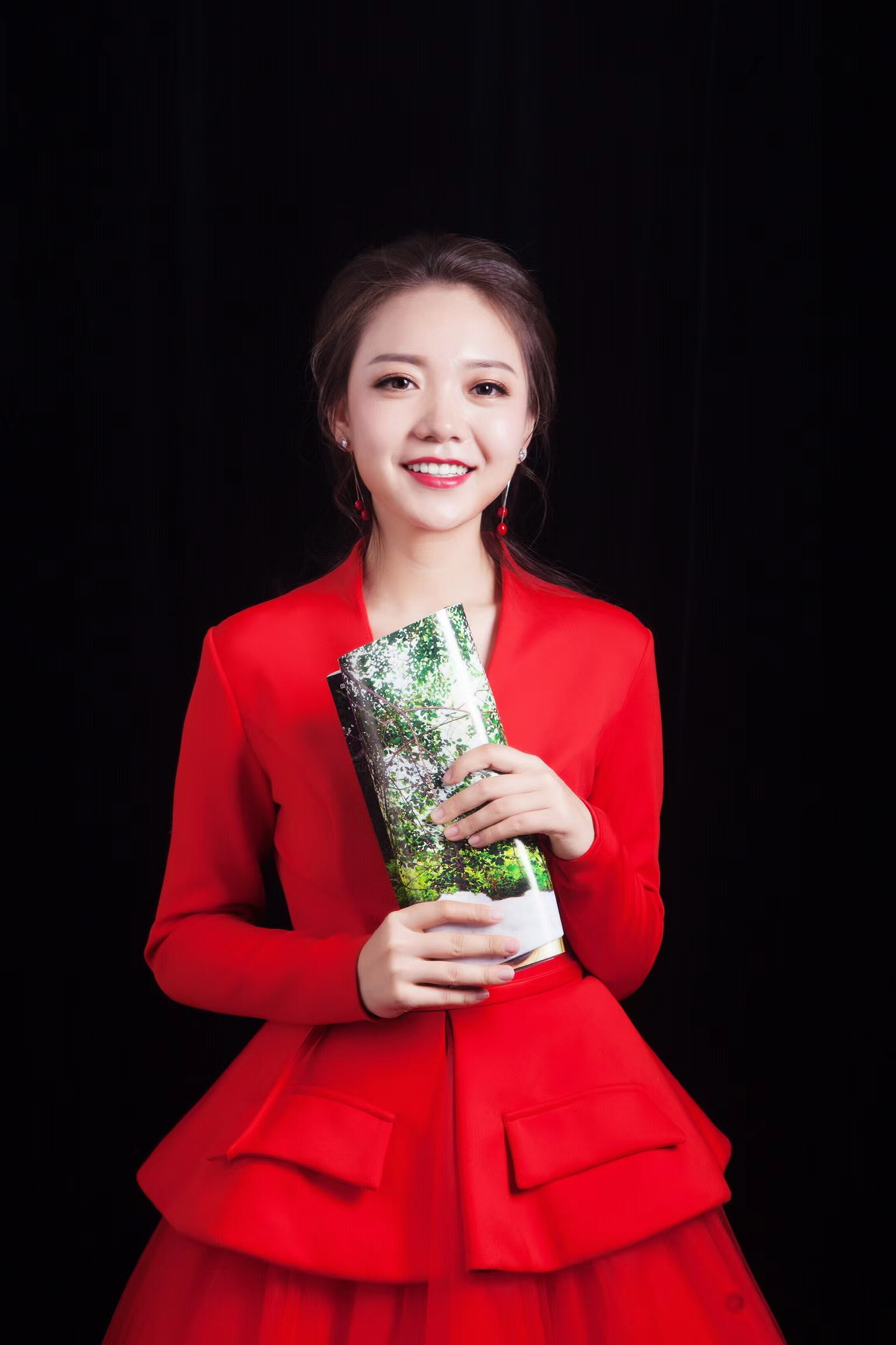 主持人 /p> p>中国军网《军事最前沿》主持人 /p> p>内蒙古电视艺术家