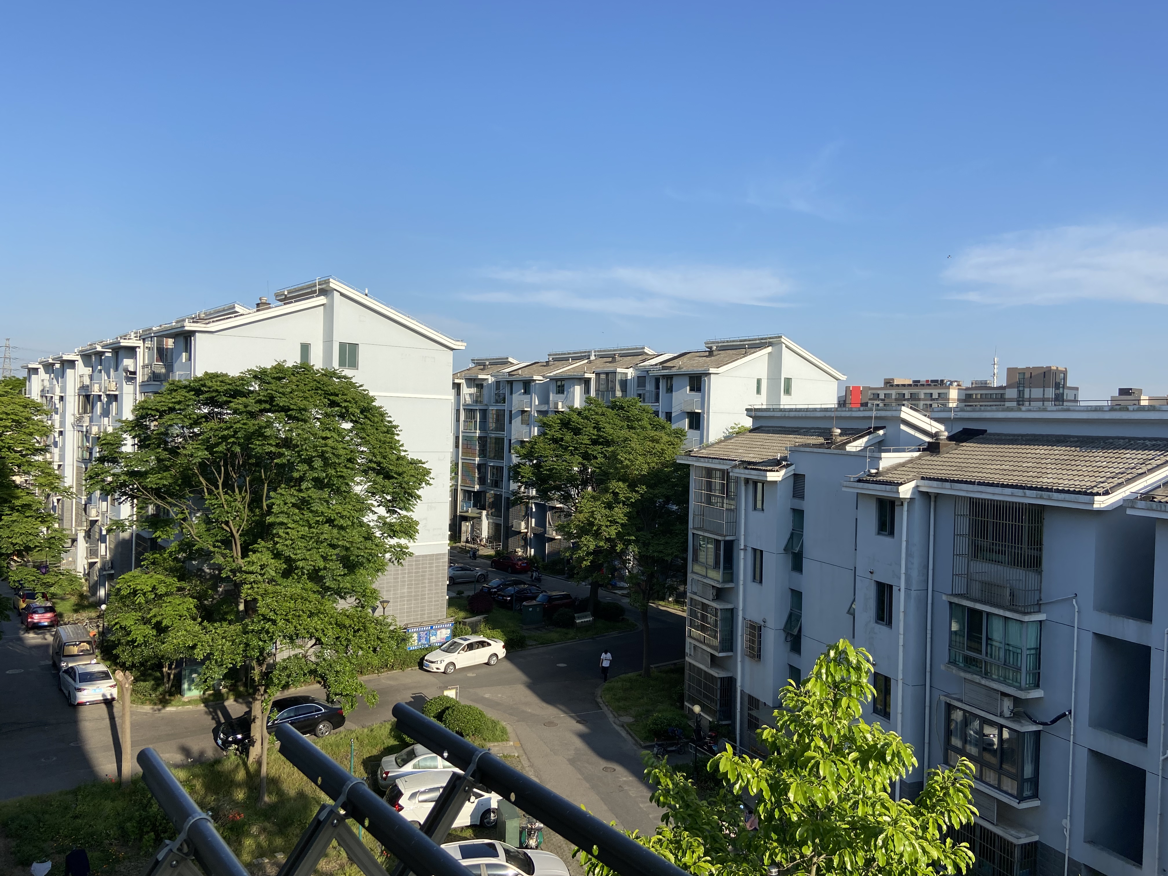 data-id="gn8bkxxasb">该小区为动迁房,位于临港新城泥城路158弄,该