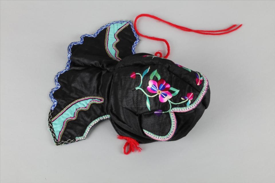 现代布依族绣花鱼纹童帽