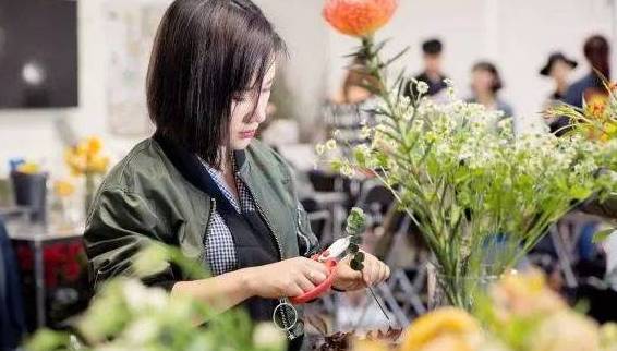  p>花艺师又称 a target="_blank" href="/item/花艺设计师/7342232"