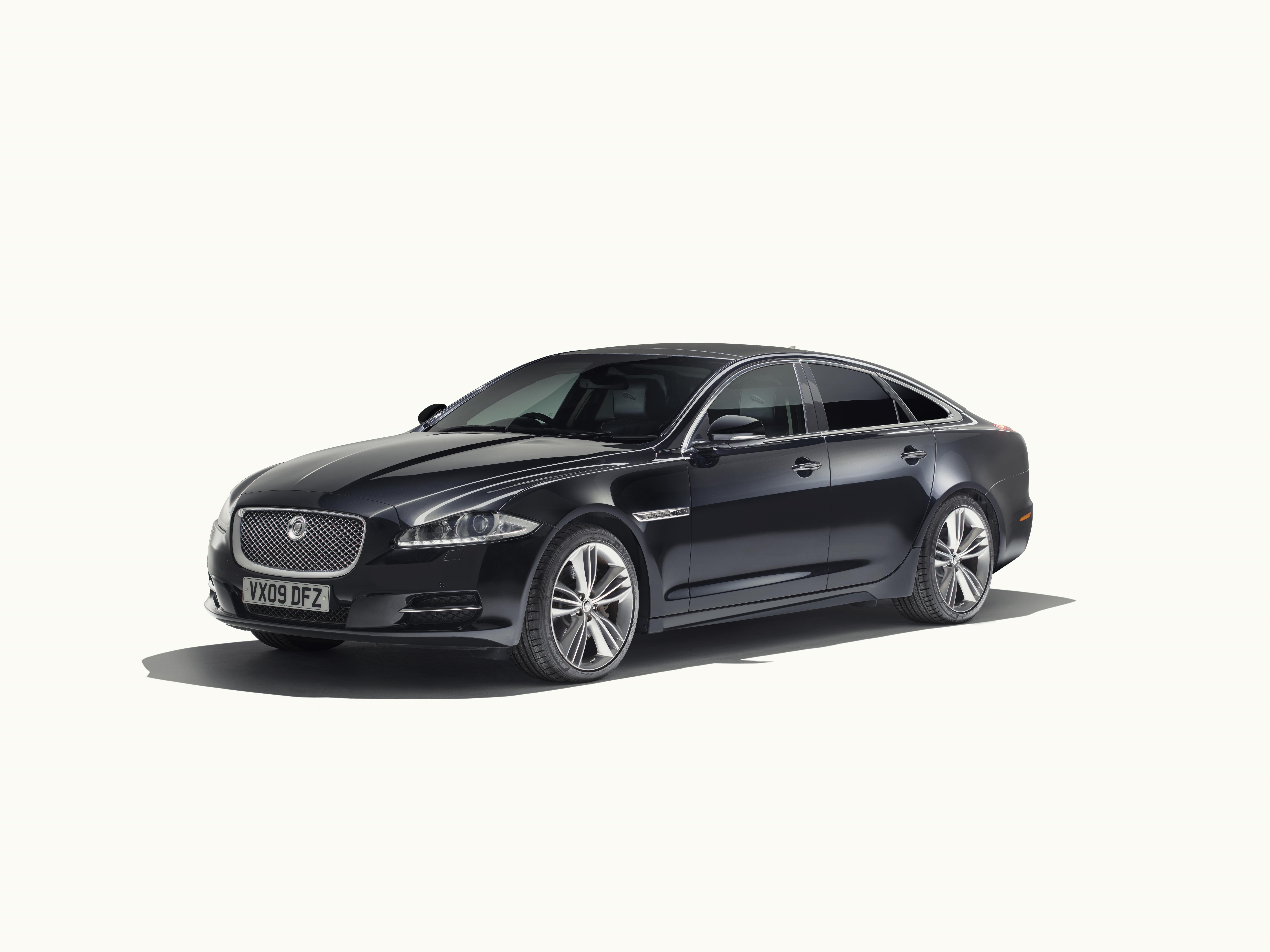  p>捷豹xj是捷豹旗下的豪华轿车,xj采用了具有宽阔腰线及短捷有力的车