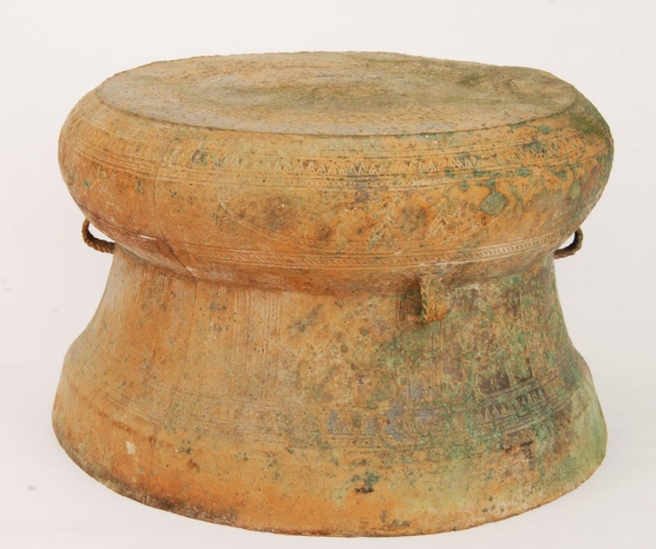 战国竞渡纹牛纹铜鼓