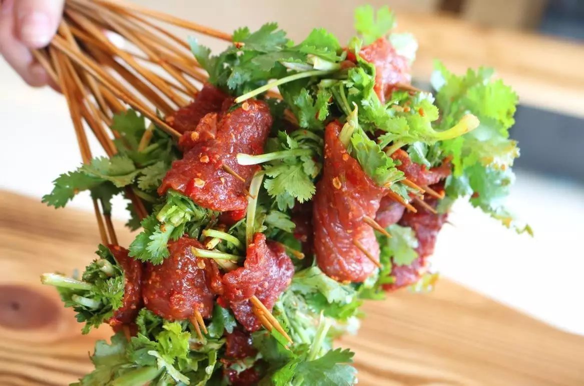  p>香菜牛脯,是一道美食,主要制作材料有牛肉,香菜等. /p>