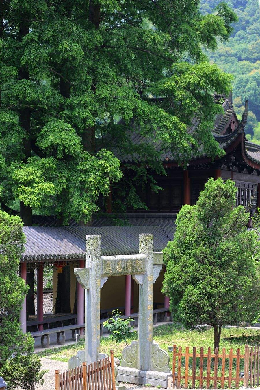  p>灵峰位于浙江省湖州市安吉县,是浙江省省级旅游景点,灵峰山景区以