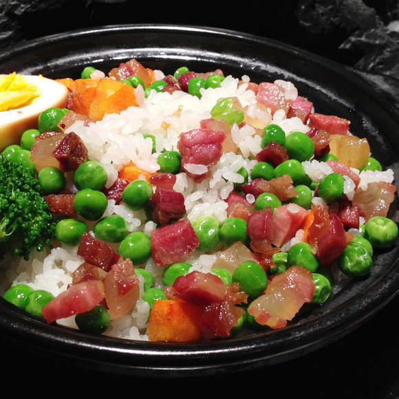 青豆火腿饭是以粳米,糯米,青豆,玉米,火腿