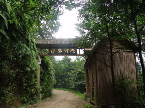  p data-id="gn83aju6zv">美丽的玉龙山国家森林公园位于大足区境东南