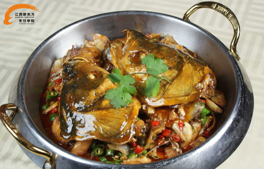  p>砂锅鱼头是传统的名菜,外文名fish head en casserole,属苏菜系.