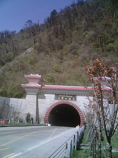  p>二郎山隧道(erlangshan tunnel),是中国四川省甘孜藏族自治州泸定