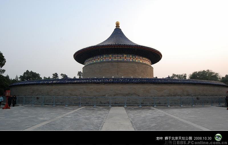 在天坛中央,从入口处直走,注意脚下,会发现有一块石头上写着字:三音石