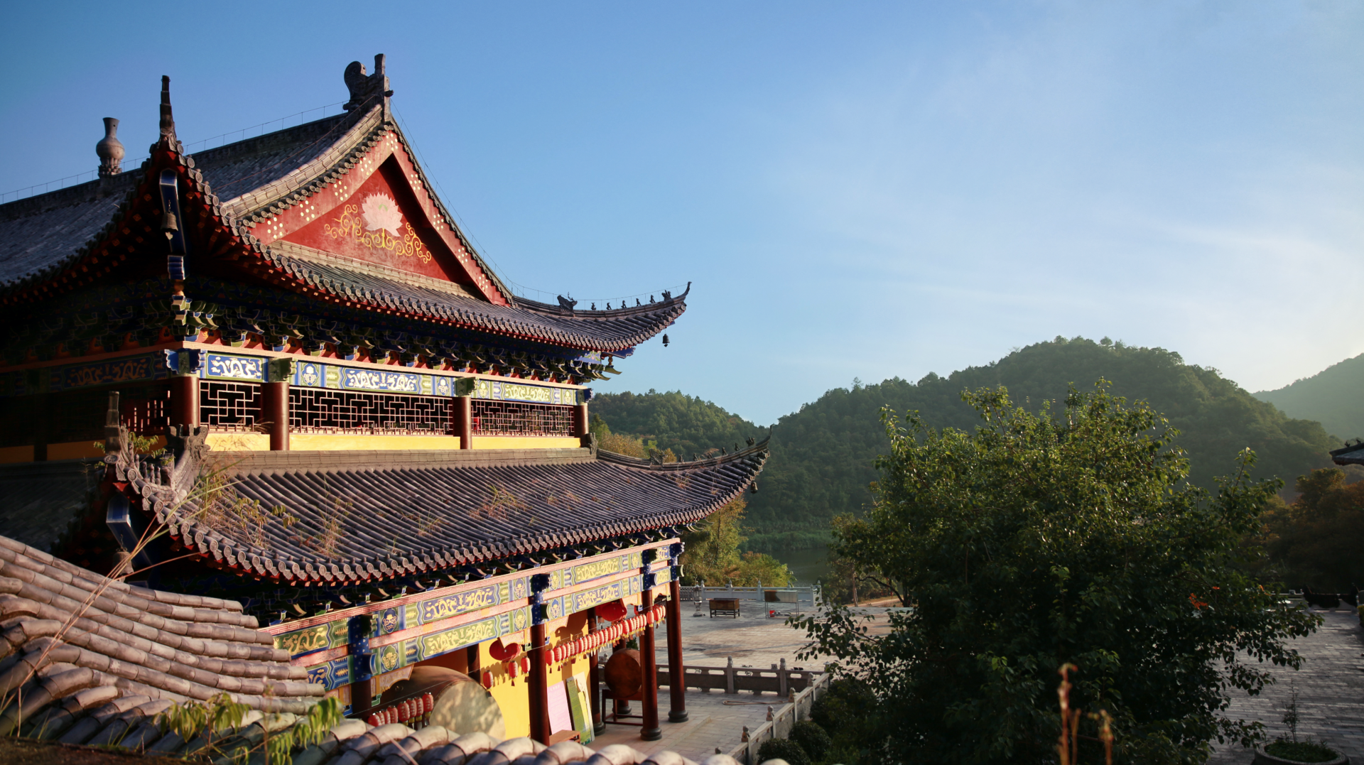  p>鹿湖禅寺,位于广东省河源市龙川县山区,自然环境保护良好. /p>