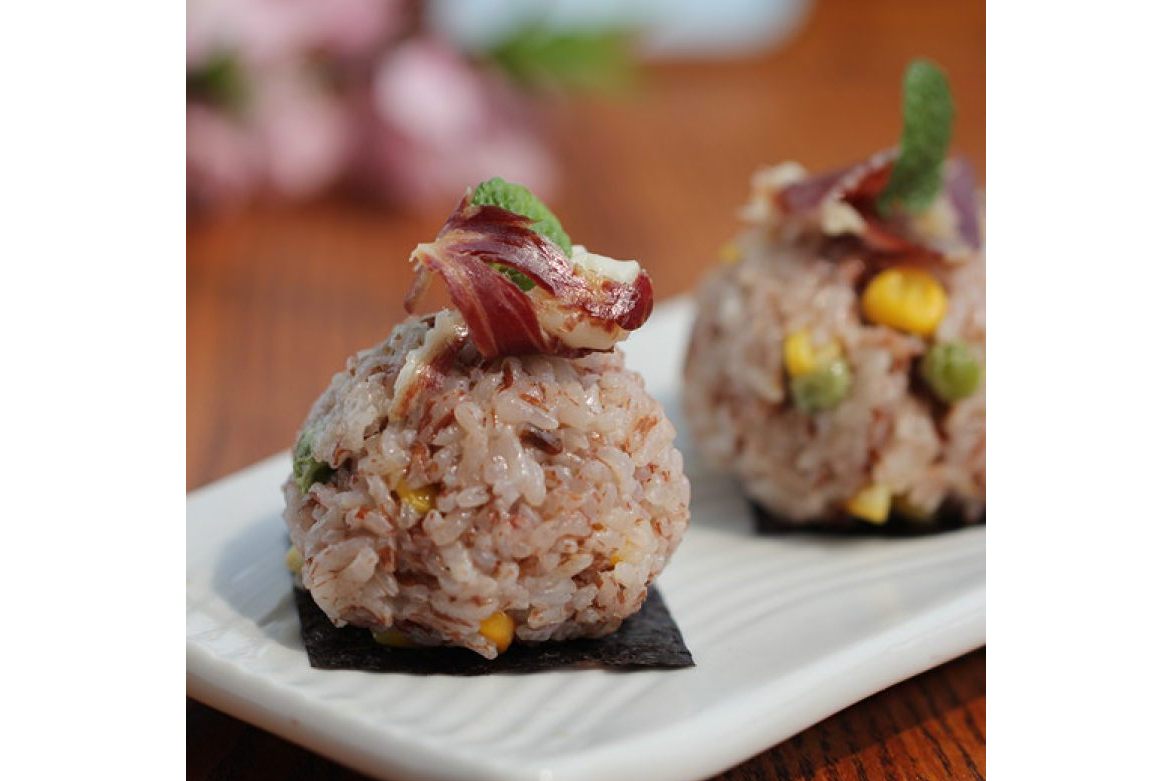 火腿红米肉松饭团