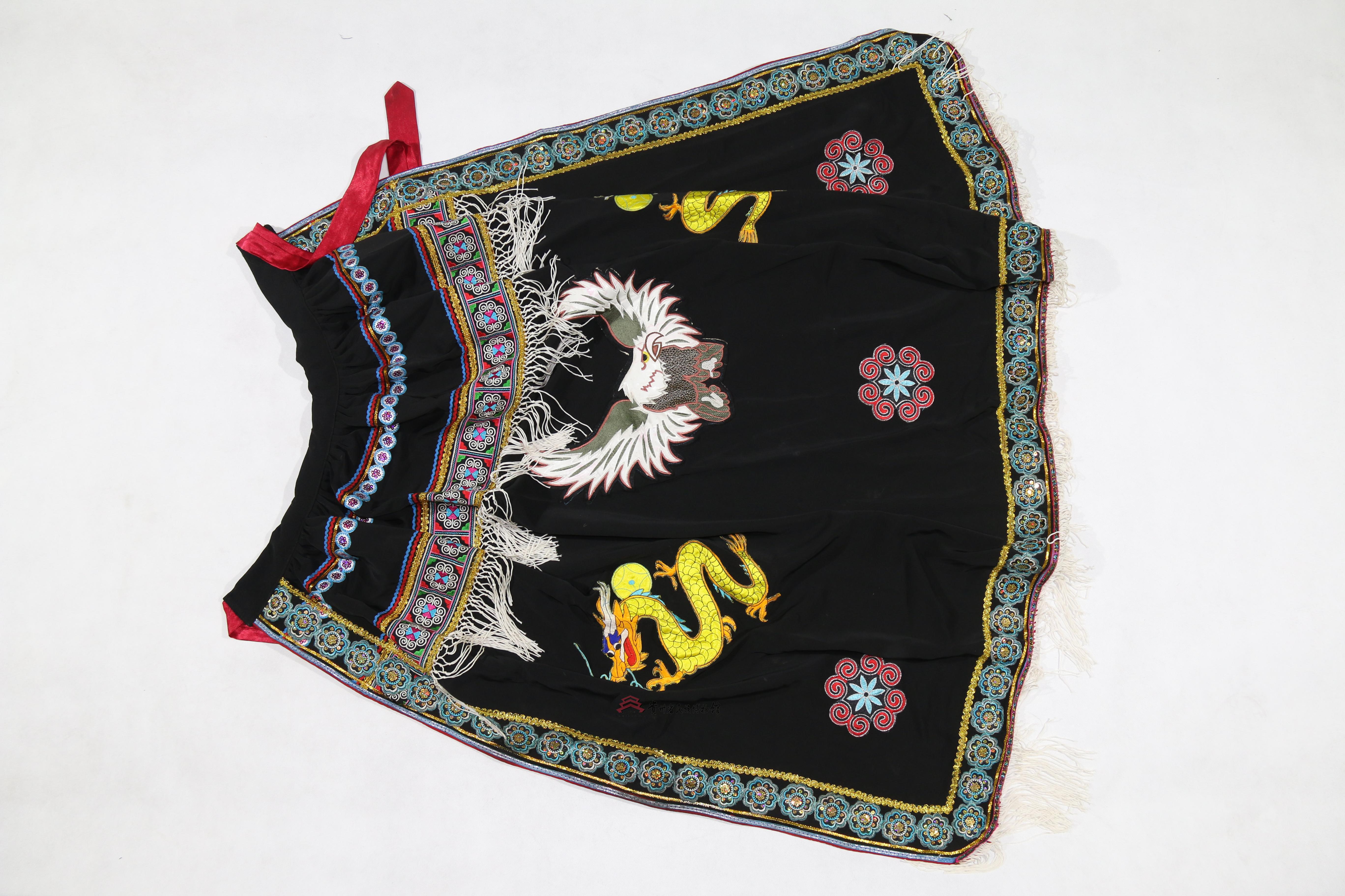 当代赫章彝族黑色龙纹披风