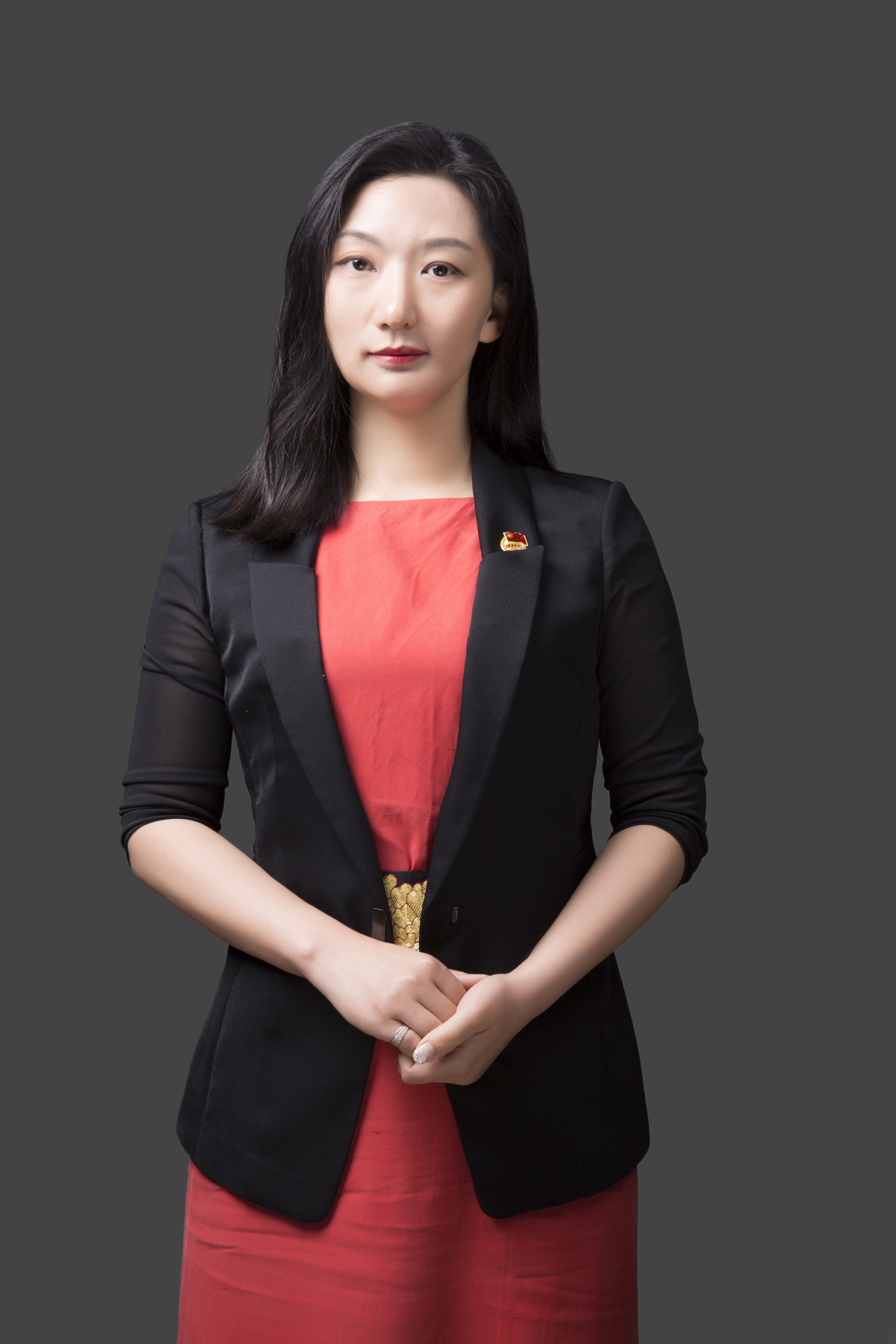 黄子芮,女,专职律师.