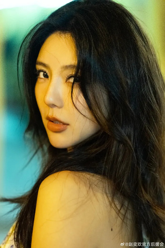 曾和景甜齐名工资最初仅5千！宅男女神赵奕欢仍性感火辣_百科TA说