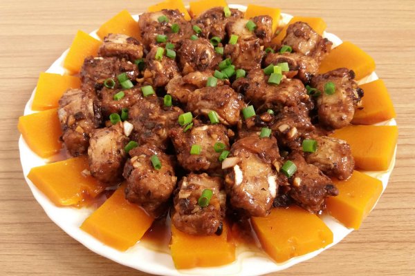  p>豆豉南瓜蒸排骨是一道简单的家常菜,所用材料为 a target="_blank"