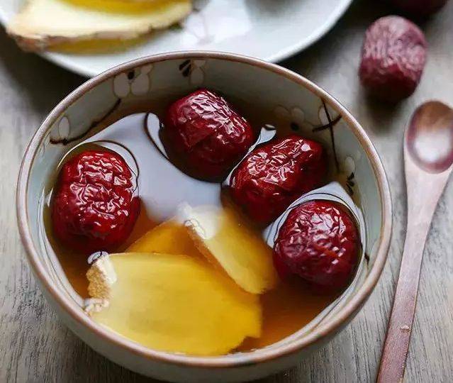  p>红糖姜枣汤是一道由红糖,鲜姜,红枣等做成的美食. /p>