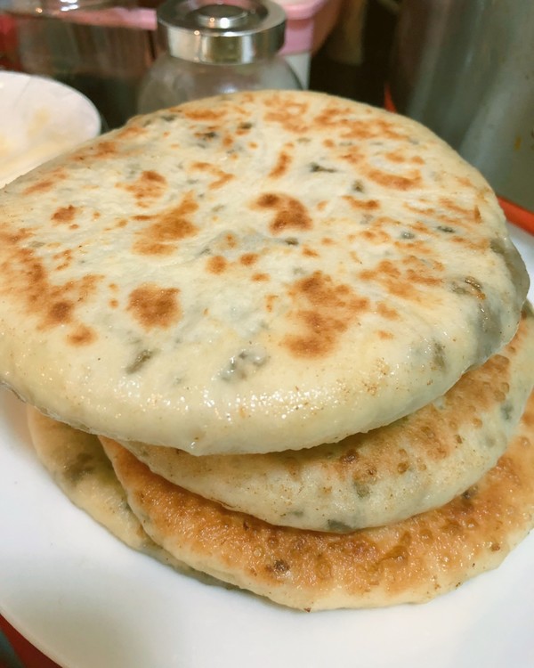 把梅干菜炒得焦焦的,放到 a target="_blank" href="/item/肉馅