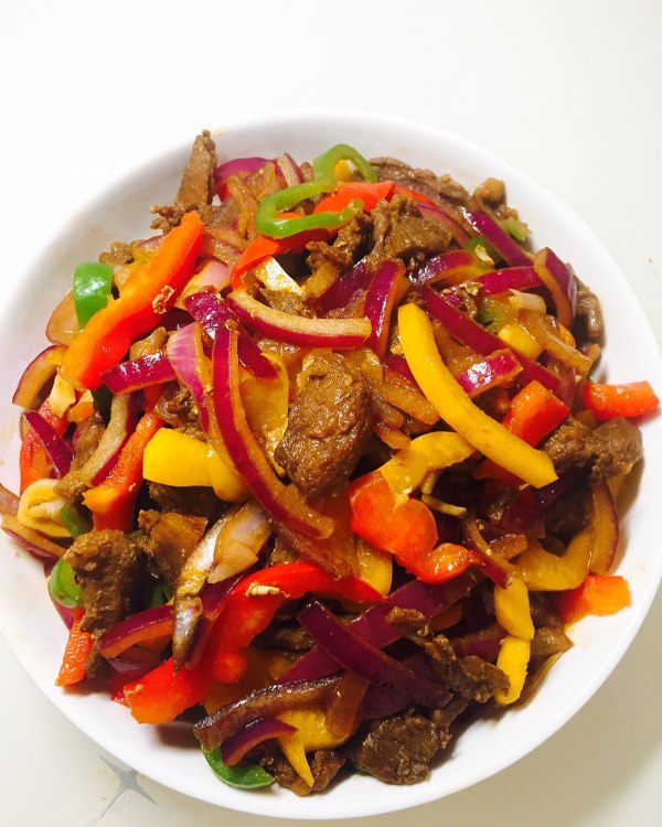  p>洋葱炒羊肉是一种以羊肉,洋葱为原料的食物,口味是香辣,鲜,能增加