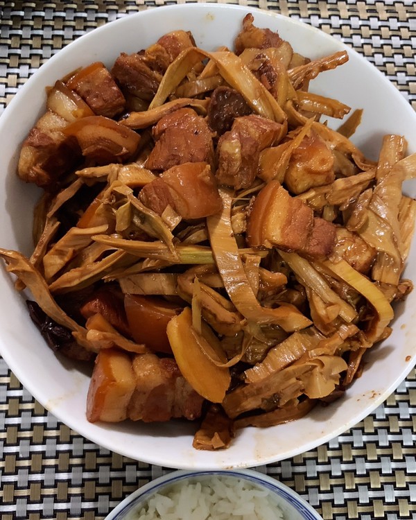  p>笋干烧肉是一道美味可口的名菜,制作原料有五花肉,干笋,香葱等.