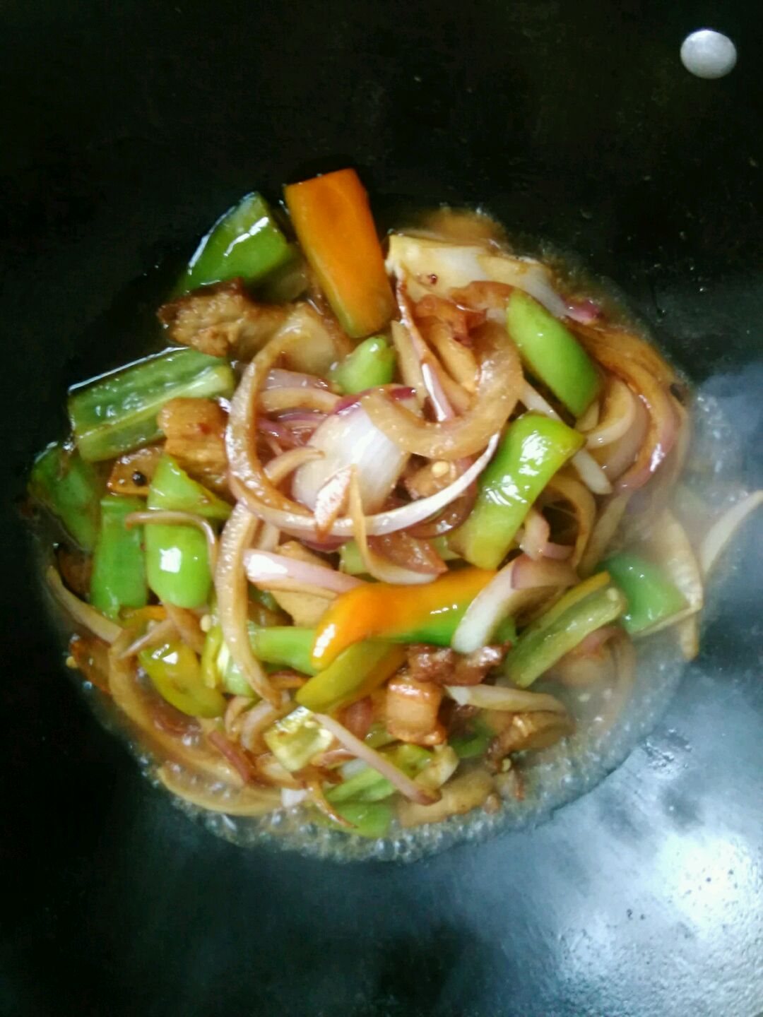  p>青椒炒洋葱是一道由等洋葱,青椒,红辣椒等食材制成的美食. /p>