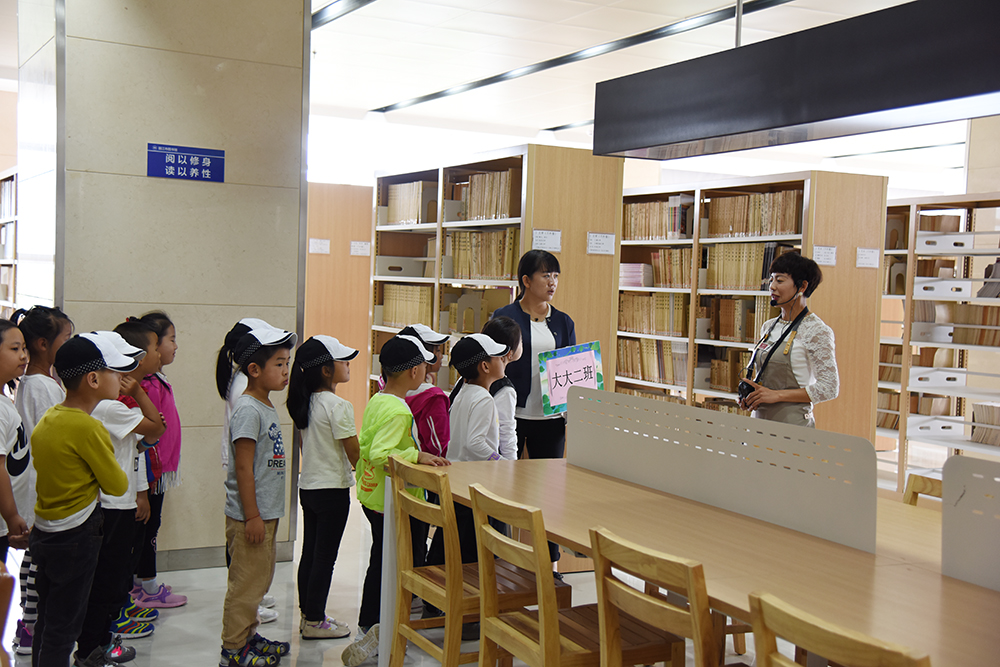 大楼共5层,其中1至3层设有:现刊报纸综合阅览室,地方民族文献资料室